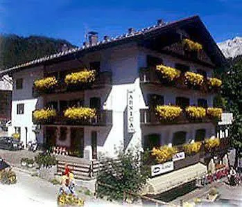 Hotel Garni Arnica ***S Hotell Madonna