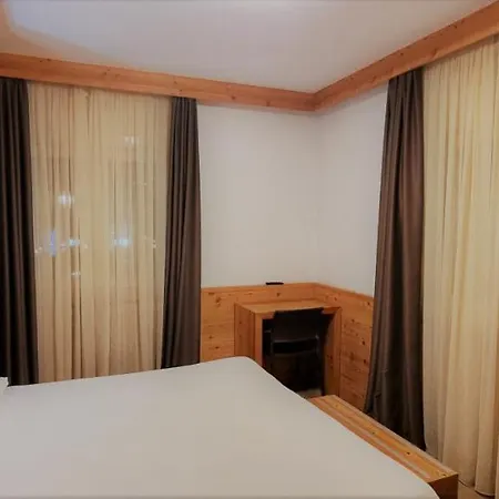 Hotel Garni Arnica ***S Hotell Madonna
